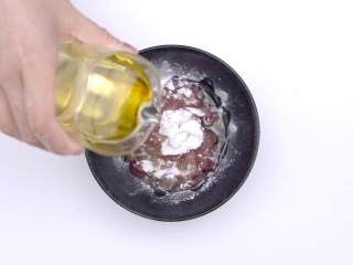 3、烧麦,瘦猪肉切丁，加生粉、油抓匀