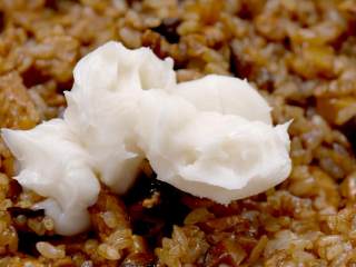 11、烧麦,关火拌入猪油，盛出放凉备用