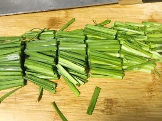 1、家常小炒韭菜香干,韭菜洗净，控干水分，切段。