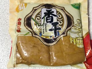 3、家常小炒韭菜香干,香干一包。