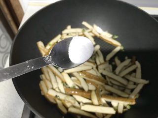 10、家常小炒韭菜香干,加入半小匙盐。