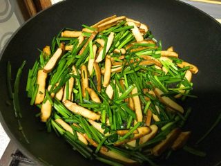 14、家常小炒韭菜香干,韭菜稍微变色，迅速翻匀出锅。