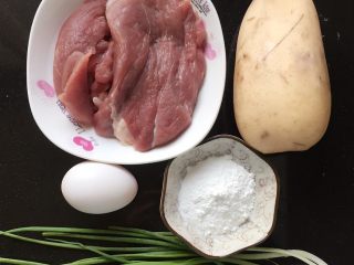 1、香煎藕饼,准备好主食材。