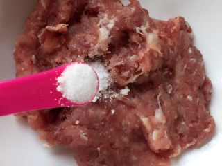 4、香煎藕饼,加入适量盐