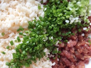 10、香煎藕饼,葱洗净切葱花，加入肉末碗中