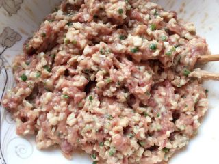 13、香煎藕饼,用筷子一个劲顺时针搅拌起㬵