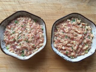 14、香煎藕饼,取适量饼料放入小蝶中，轻轻按压一下