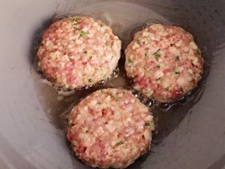 15、香煎藕饼,取一平底锅烧热，倒入适量油，将小蝶里的藕饼轻轻倒入锅中，用锅铲把饼整成圆饼，然后小火慢煎。