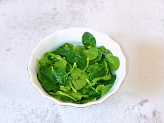 4、快手早餐~虾仁时蔬面疙瘩,菠菜去根洗干净备用。