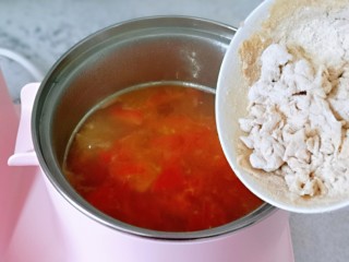 12、快手早餐~虾仁时蔬面疙瘩,烧开后,加入面疙瘩,煮熟。(撒落式将面疙瘩加入汤中)