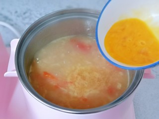 13、快手早餐~虾仁时蔬面疙瘩,面疙瘩煮熟后,淋上蛋液,煮1分钟。