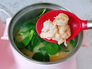 14、快手早餐~虾仁时蔬面疙瘩,加入菠菜,再加入煸炒过的虾仁。