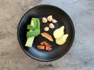 4、清汤牛肉面,另准备葱姜、八角、桂皮、白寇