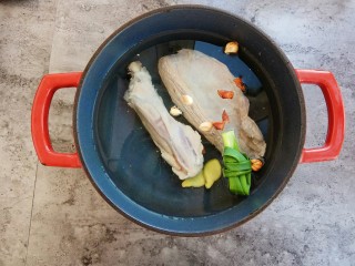 6、清汤牛肉面,把香料牛肉放入锅中，加入两大碗水