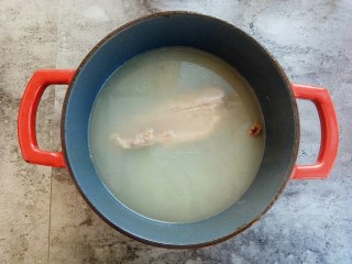 11、清汤牛肉面,煲好的牛肉汤是米白色的