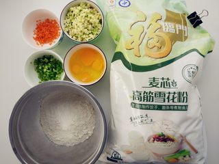 1、素烧麦,称量好面粉,准备好其他食材
