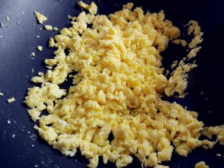 4、素烧麦, 饧面的同时,准备馅料。鸡蛋加盐打散,在不粘锅中小火炒成碎块