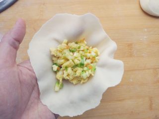 8、素烧麦,用勺子将适量馅料放在面片中心