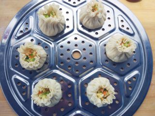 12、素烧麦,上锅,冷水沸腾后蒸10分钟左右即可。因为是素馅,很容易熟透