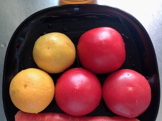 1、维生素能量特饮（清肠排毒）,准备好食材。西红柿、水果胡萝卜、橙子、蜂蜜，乳酸菌饮料。