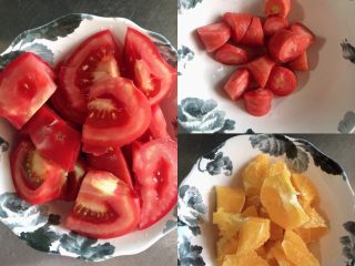 2、维生素能量特饮（清肠排毒）,西红柿、水果胡萝卜、橙子去皮切小块儿待用。