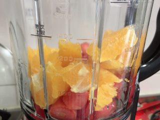 3、维生素能量特饮（清肠排毒）,将食材都放入破壁机中。