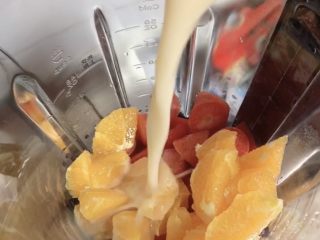 5、维生素能量特饮（清肠排毒）,再放入一些乳酸菌饮料。