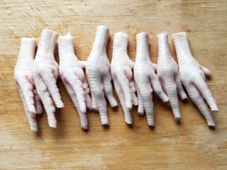 2、卤鸡爪,将鸡爪洗净，用厨房专用小剪刀剪去指甲。