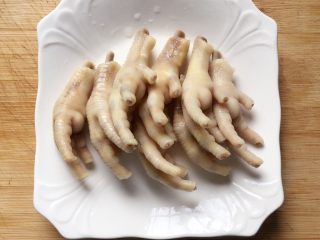 4、卤鸡爪,捞出清洗干净。
