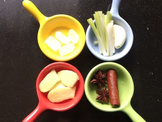 5、卤鸡爪,准备好调料。