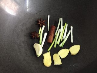 6、卤鸡爪,将葱姜蒜、八角、桂皮放入锅中。