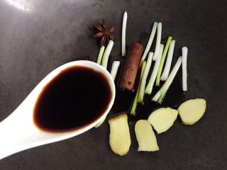 7、卤鸡爪,然后加入2汤勺生抽