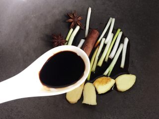 8、卤鸡爪,加入一汤勺老抽