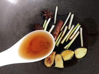 9、卤鸡爪,加入3汤勺料酒