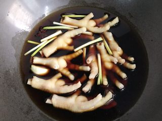 12、卤鸡爪,然后将鸡爪放入锅中，大火烧开转小火慢煮约二十分钟。