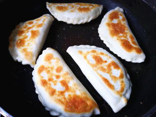 8、韭菜鸡蛋盒子,平底锅里放入适量的油，油热后放入韭菜盒子，小火煎，