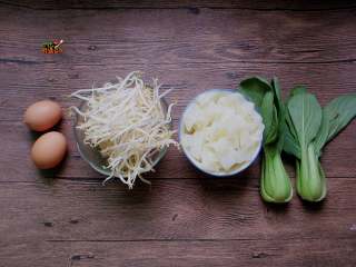 1、秘制炒凉皮,准备食材