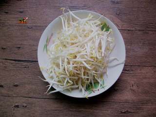 2、秘制炒凉皮,绿豆芽用盐水清洗干净，淋干水份待用