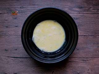 4、秘制炒凉皮,两个鸡蛋加入5g料酒充分打散