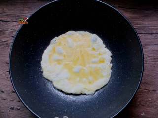 5、秘制炒凉皮,炒锅烧热，放食用油，倒入鸡蛋液