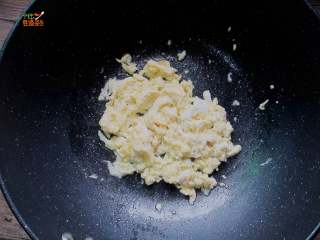 6、秘制炒凉皮, 翻炒几下，鸡蛋液凝固即可盛出备用