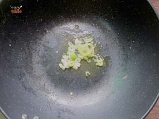 7、秘制炒凉皮,锅内放入少许菜籽油，放入蒜末爆香