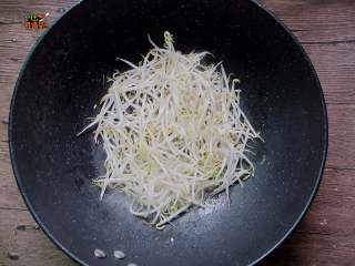 8、秘制炒凉皮,放入豆芽，大火快速翻炒