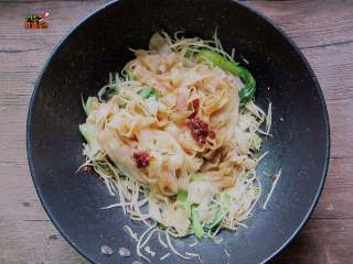 11、秘制炒凉皮,加入一勺豆瓣酱、一勺辣椒油、盐、鸡精调味