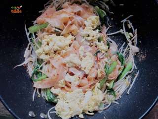 12、秘制炒凉皮,大火翻炒均匀，即可出锅