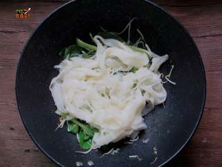 10、秘制炒凉皮,最后放入凉皮