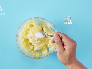 7、意式烤土豆泥塔,加入一茶匙盐