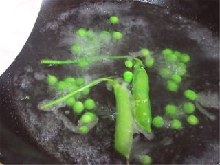 2、猫鱼便当,豌豆焯水煮一下