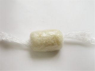 4、猫鱼便当,先轻轻团起来，然后整形，圆形、圆柱形均可随自己喜爱就好