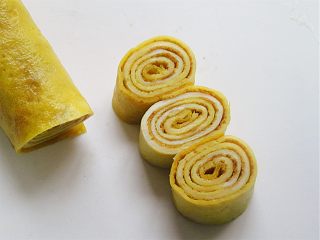 8、猫鱼便当,鸡蛋摊饼，卷成卷用牙签串起来